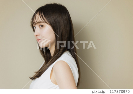 ストレートヘアの女性　　 117878970