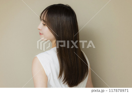 ストレートヘアの女性　　 117878971