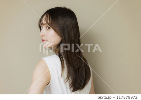 ストレートヘアの女性　　 117878972