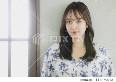 若い女性のヘアケアイメージ　　 117879018