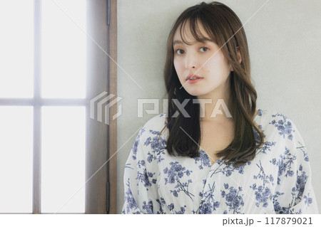 若い女性のヘアケアイメージ　　 117879021