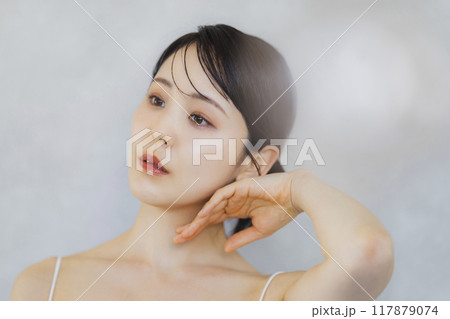 若い女性のビューティーイメージ 117879074