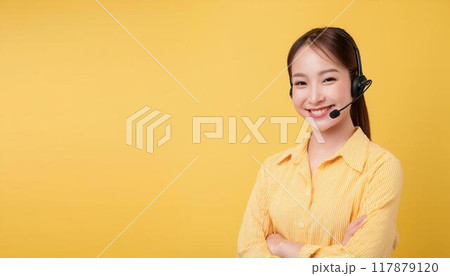 20代のオペレーターの女性。 117879120