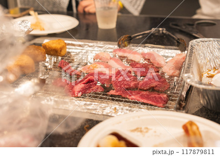 BBQスタート！まだ赤いお肉！ 117879811