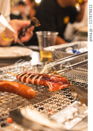 BBQで焼いた海鮮イカ焼き BBQで焼いた海鮮イカ焼き 117879812