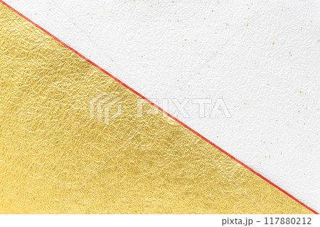 白と金に赤いラインのアクセントの入ったもみ和紙の背景 白と金に赤いラインのアクセントの入ったもみ和紙の背景 117880212