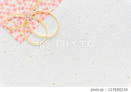 白背景にピンクの桜柄の和紙と水引の背景素材 117880216