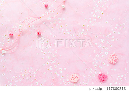 小花柄のピンクの雲龍和紙と水引細工の背景 117880218