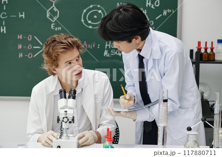 Discussing Scientific Experimentation in Laboratory Setting 117880711