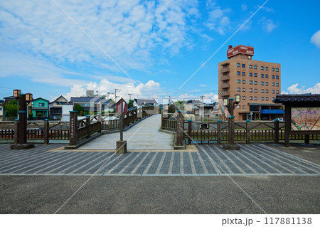 新井田川に架かる山居橋と青空 山居倉庫 新井田川に架かる山居橋と青空 山居倉庫 117881138
