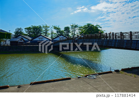 新井田川に架かる山居橋と青空 山居倉庫 新井田川に架かる山居橋と青空 山居倉庫 117881414
