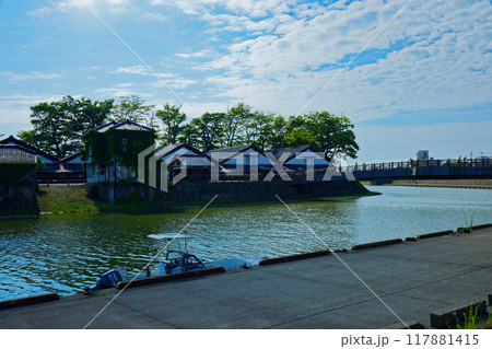 新井田川に架かる山居橋と青空　山居倉庫 117881415