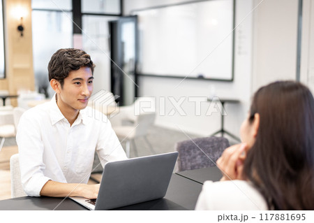 相手の目を見て話を聞いているミーティング中の男性 相手の目を見て話を聞いているミーティング中の男性 117881695