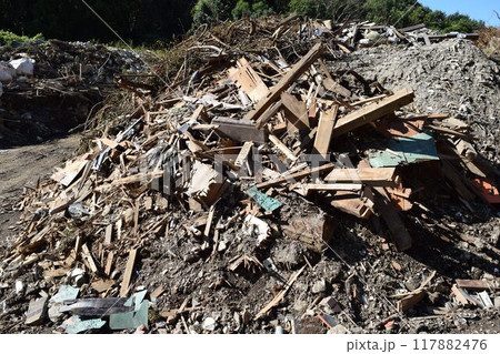 積まれたガレキの山 積まれたガレキの山 117882476