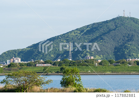 【高徳線】眉山を背に高松方面へ向かうの特急列車 【高徳線】眉山を背に高松方面へ向かうの特急列車 117882881