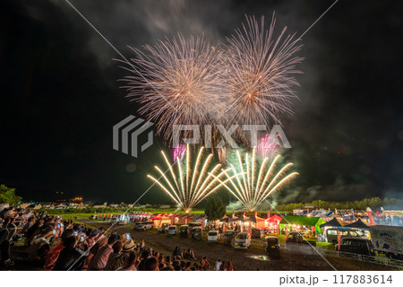 北海道の花火大会と花火を眺める観客 北海道の花火大会と花火を眺める観客 117883614