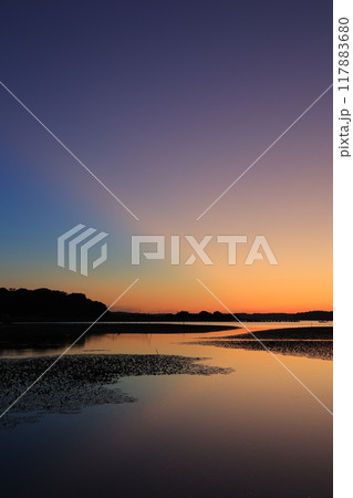 美しい朝焼け 117883680