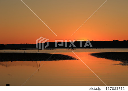 美しい朝焼け 117883711