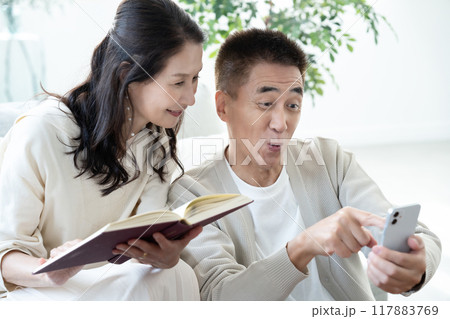 リビングでくつろぐシニア夫婦 リビングでくつろぐシニア夫婦 117883769
