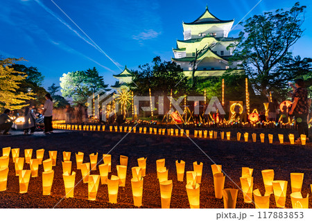 三重県伊賀市 伊賀上野城での夏のライトアップイベントのお城のまわり 天守閣と本丸に並べられた灯り 三重県伊賀市 伊賀上野城での夏のライトアップイベントのお城のまわり 天守閣と本丸に並べられた灯り 117883853