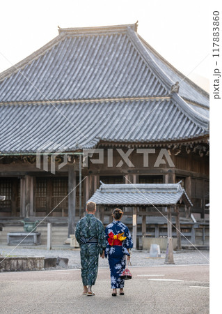 三重県亀山市　関宿の街並みの地蔵院前を浴衣姿で散策する外国人カップル 117883860
