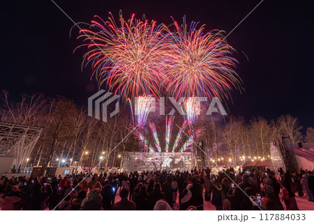 北海道の冬の花火大会と花火を眺める観客 北海道の冬の花火大会と花火を眺める観客 117884033