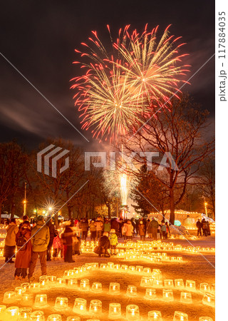 北海道の冬の花火大会と花火を眺める観客 北海道の冬の花火大会と花火を眺める観客 117884035