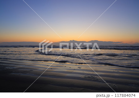 九十九里海岸から見た朝焼け 九十九里海岸から見た朝焼け 117884074