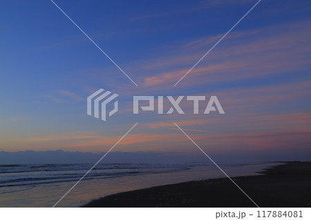 九十九里海岸から見た朝焼け 117884081