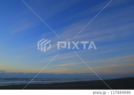 九十九里海岸から見た朝焼け 117884090