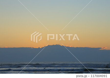 九十九里海岸から見た朝焼け 117884091