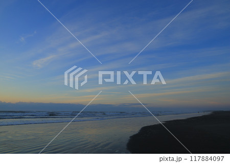 九十九里海岸から見た朝焼け 117884097