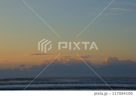 九十九里海岸から見た朝焼け 117884100