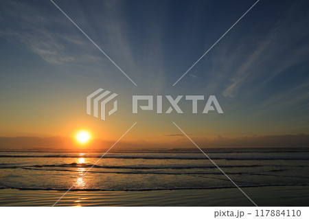 九十九里海岸から見た朝焼け 九十九里海岸から見た朝焼け 117884110