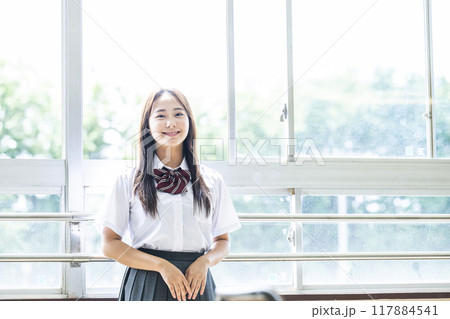 教室の窓際の女子高生のポートレート 117884541