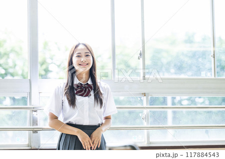 教室の窓際の女子高生のポートレート 117884543
