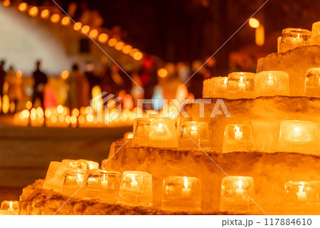 冬の北海道のアイスキャンドル 117884610