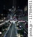 夜の都会を走る道路 117884651