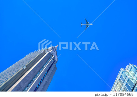 東京都渋谷区の都市風景　代々木駅　高層ビルとジャンボジェット機 117884669