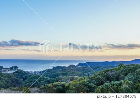 夕暮れの海 117884679