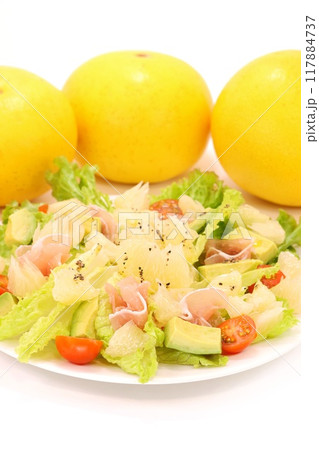 土佐文旦、生ハム、アボカドのサラダ　大きい柑橘類　明るい背景 117884737
