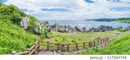 「青森県」みちのく潮風トレイル　中須賀海岸・種差海岸　夏 117884748