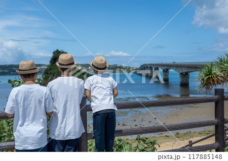 海を眺める子供達 海を眺める子供達 117885148