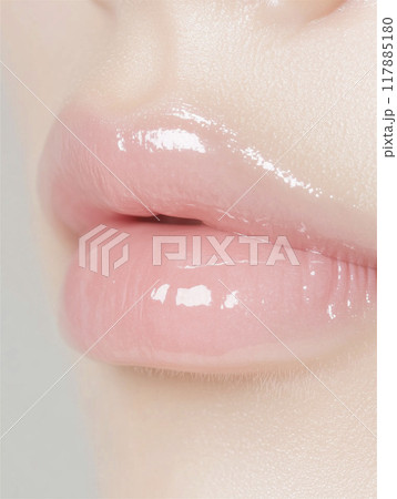 艶のある唇のクローズアップ 117885180