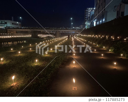 ろうそくの灯る河川敷 117885273