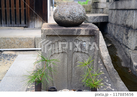 鞆の浦阿弥陀寺境内の仏足石 117885656