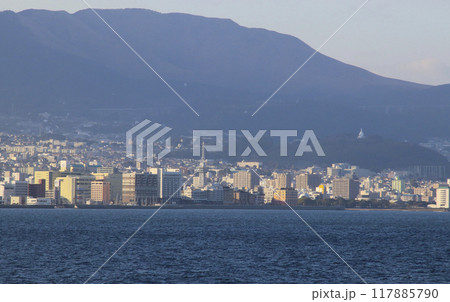 海から見た別府の街並み／大分県別府市 117885790