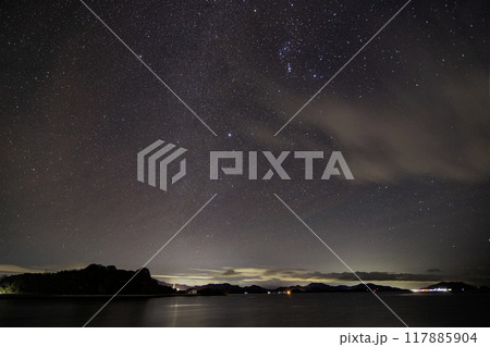 瀬戸内の冬の星景色　オリオン座と冬の大三角 117885904