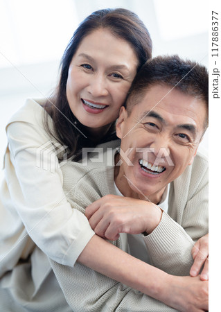 仲が良いシニアの夫婦 117886377