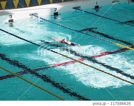 屋内プールで背泳ぎをする子供 117886626